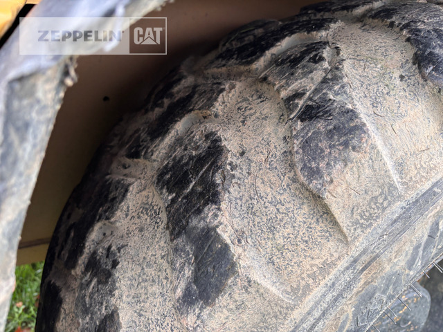 Wheel loader Cat 908H: picture 11