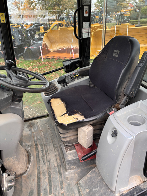 Wheel loader Cat 908H: picture 12