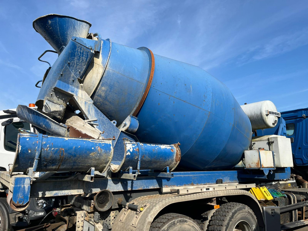 Abrollcontainer Betonmischaufbau mit sep. Motor - Hook lift truck: picture 1 Abrollcontainer Betonmischaufbau mit sep. Motor - Hook lift truck: picture 1