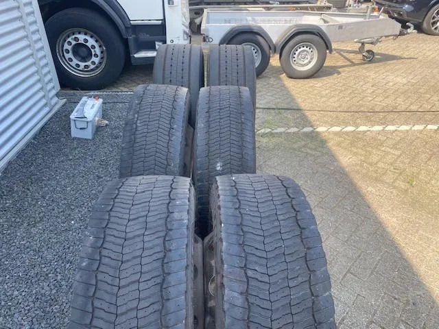 Michelin 355/50x22,5 - 2 stuks en 295/60x22,5 - 4 stuks - Tire for Truck: picture 4 Michelin 355/50x22,5 - 2 stuks en 295/60x22,5 - 4 stuks - Tire for Truck: picture 4