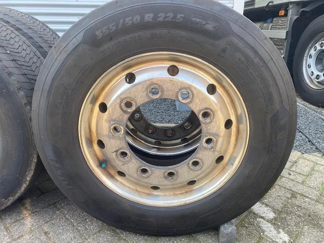 Michelin 355/50x22,5 - 2 stuks en 295/60x22,5 - 4 stuks - Tire for Truck: picture 1 Michelin 355/50x22,5 - 2 stuks en 295/60x22,5 - 4 stuks - Tire for Truck: picture 1
