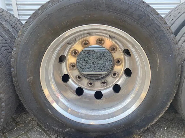 Michelin 355/50x22,5 - 2 stuks en 295/60x22,5 - 4 stuks - Tire for Truck: picture 2 Michelin 355/50x22,5 - 2 stuks en 295/60x22,5 - 4 stuks - Tire for Truck: picture 2