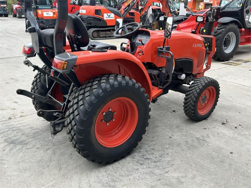 Kubota L1-382 (7325)  - Municipal tractor: picture 4 Kubota L1-382 (7325)  - Municipal tractor: picture 4